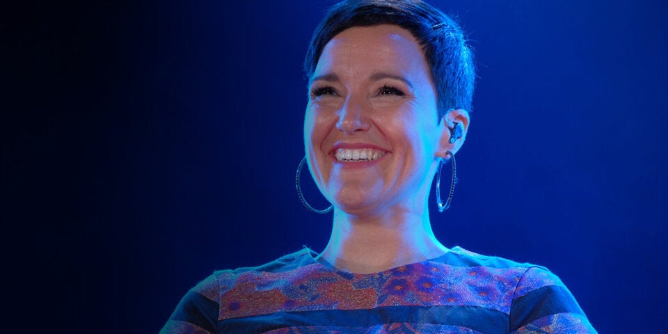 Kopie von Starmania-Jurorin Ina Regen lachend bei einer Veranstaltung