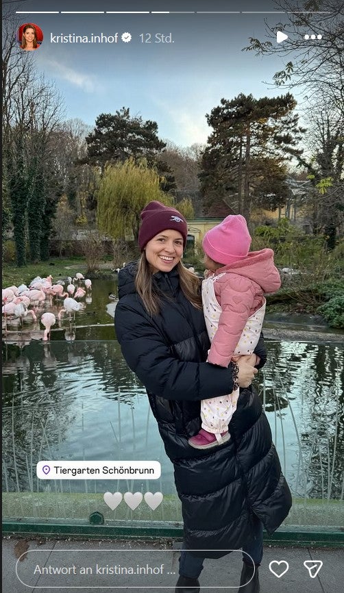 Kristina Inhof zeigt sich entspannt mit ihrer Tochter Lena im Tiergarten Schönbrunn.