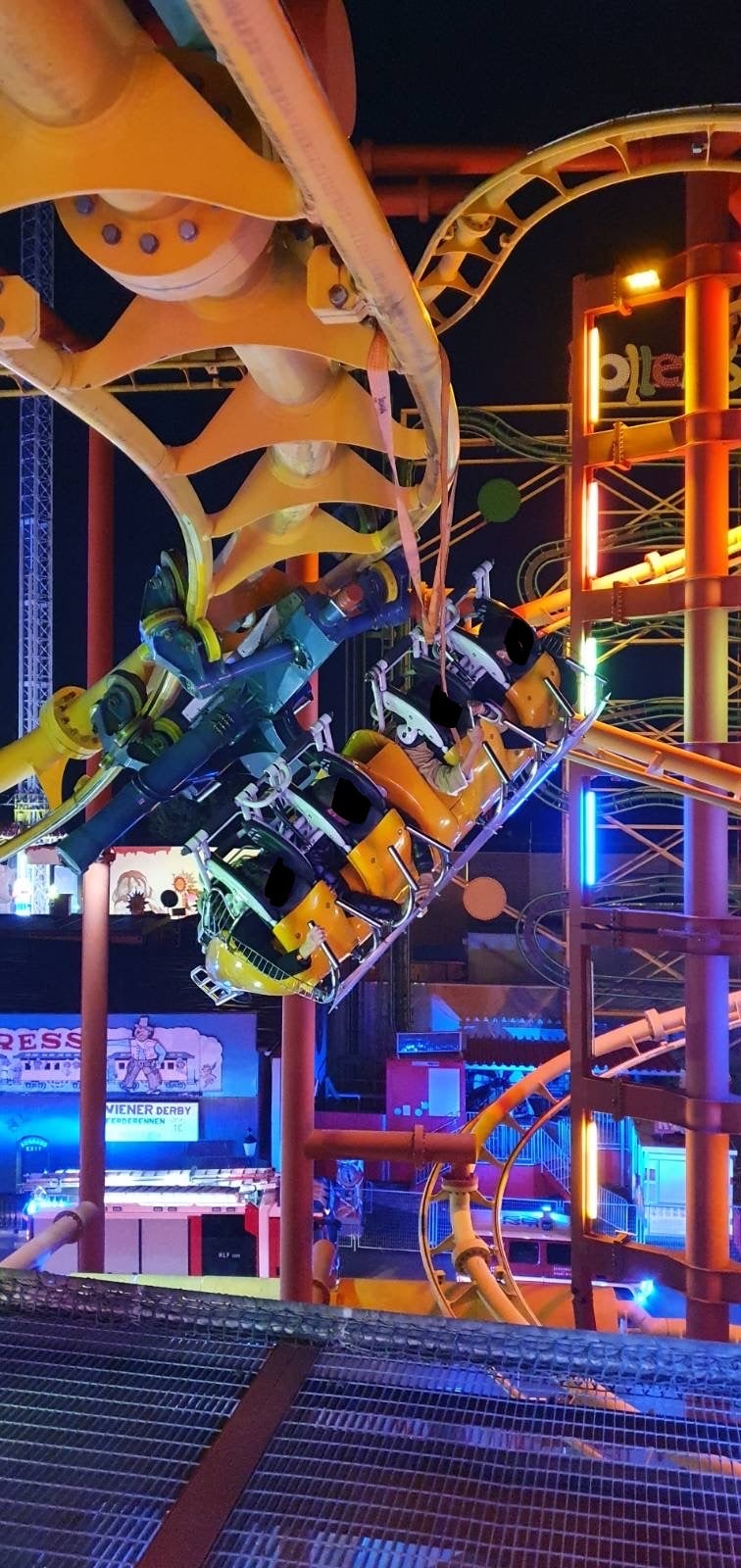 Achterbahn-Horror! Fahrgäste bleiben kopfüber stecken