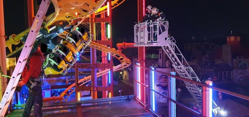 Achterbahn-Horror! Fahrgäste bleiben kopfüber stecken