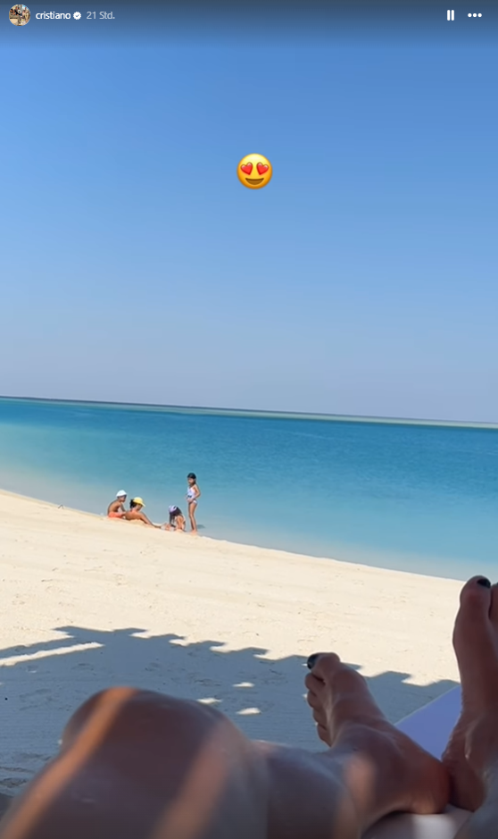 Auf seiner Instagram-Story postete Cristiano Ronaldo einen Schnappschuss vom Strand. Doch für Aufsehen sorgte nicht das glasklare Meer, sondern seine lackierten Fußnägel.