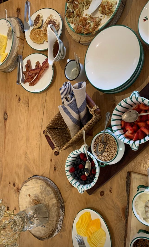 Kourtney Kardashian teilt auf Instagram öfter Bilder ihres Frühstücks mit ihren Fans. Das Highlight: Geschirr von Gmundner Keramik - aus der 