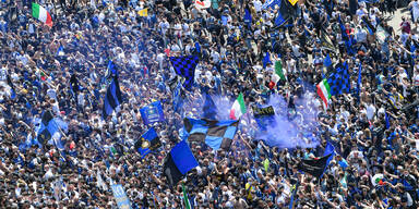 Tausende Inter-Mailand-Fans feiern die gewonnene Meisterschaft