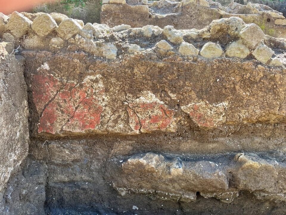 In der Nekropole des antiken Liternum waren die beiden verzierten Grabanlagen einst mit weißem Putz bedeckt und rot bemalt. 