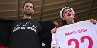 Iranische Fans wegen T-Shirt aus Stadion verbannt.png