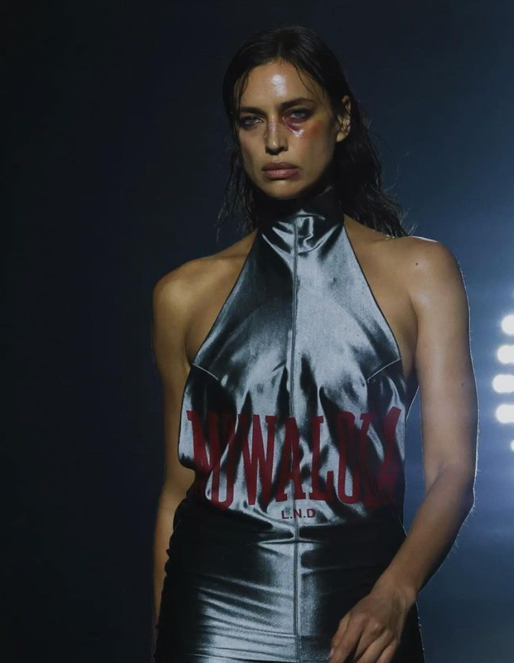 Irina Shayk: Mit blauem Auge auf dem Laufsteg