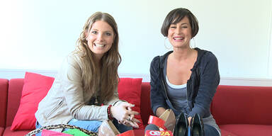 Iris & Katharina zeigen ihre Schn&auml;ppchen