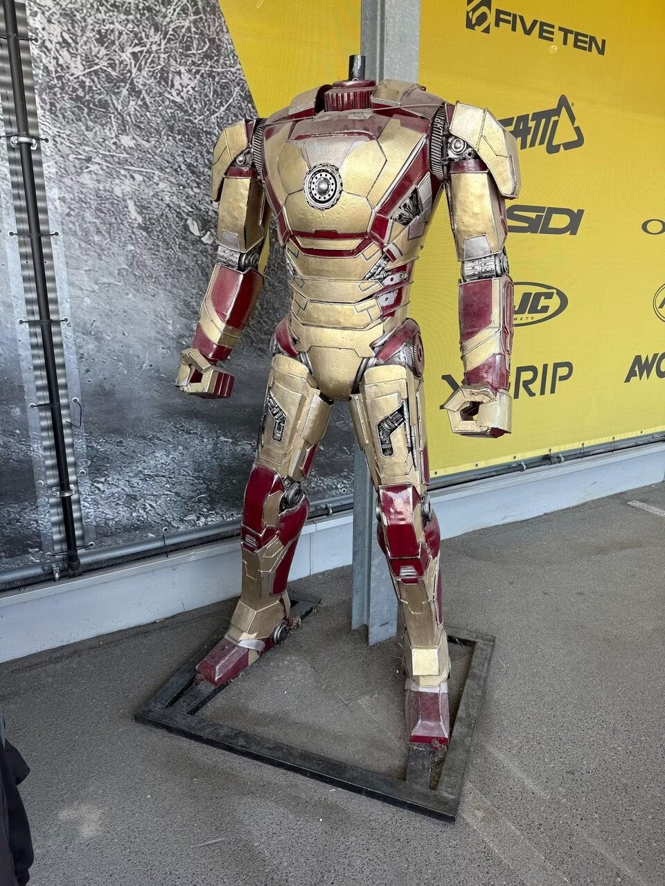 Iron Man-Statue enthauptet - 1.000 Euro Kopfgeld