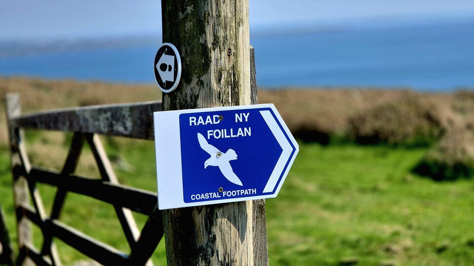 Küstenwanderweg. Der „Weg der Möwe“ umrundet die Insel auf 164 km.