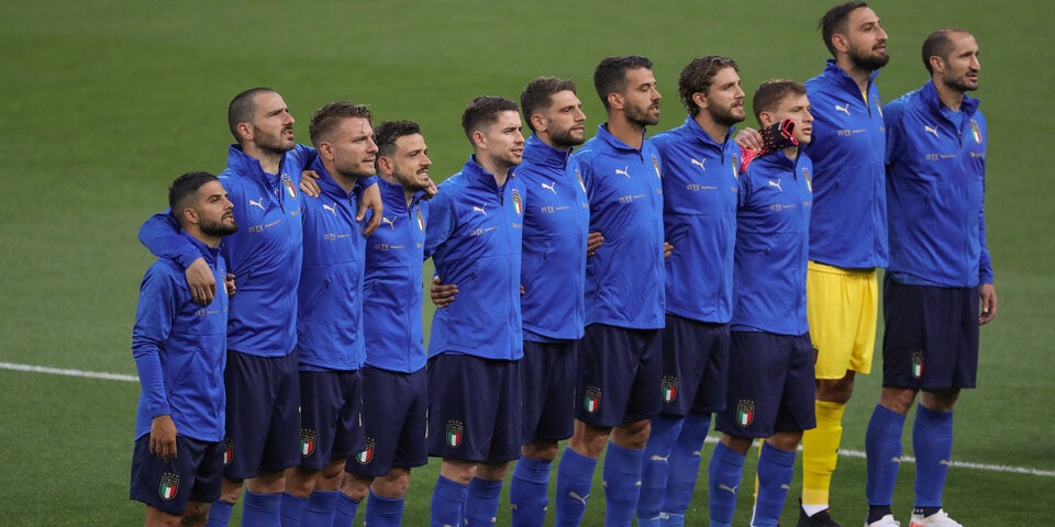 Italienische Nationalmannschaft in einer Reihe singt die National-Hymne