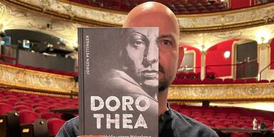 J&uuml;rgen Pettinger mit seinem Buch Dorothea