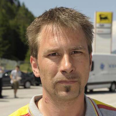 PKW rast in Tankstelle