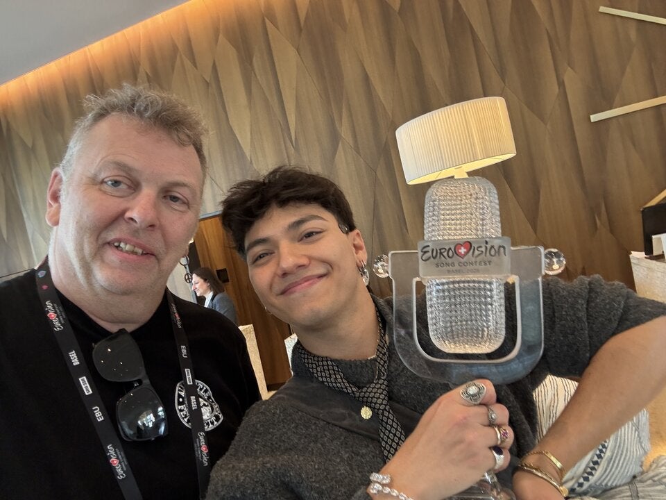 JJ: Hier bringt er uns die Sieger-Trophäe heim