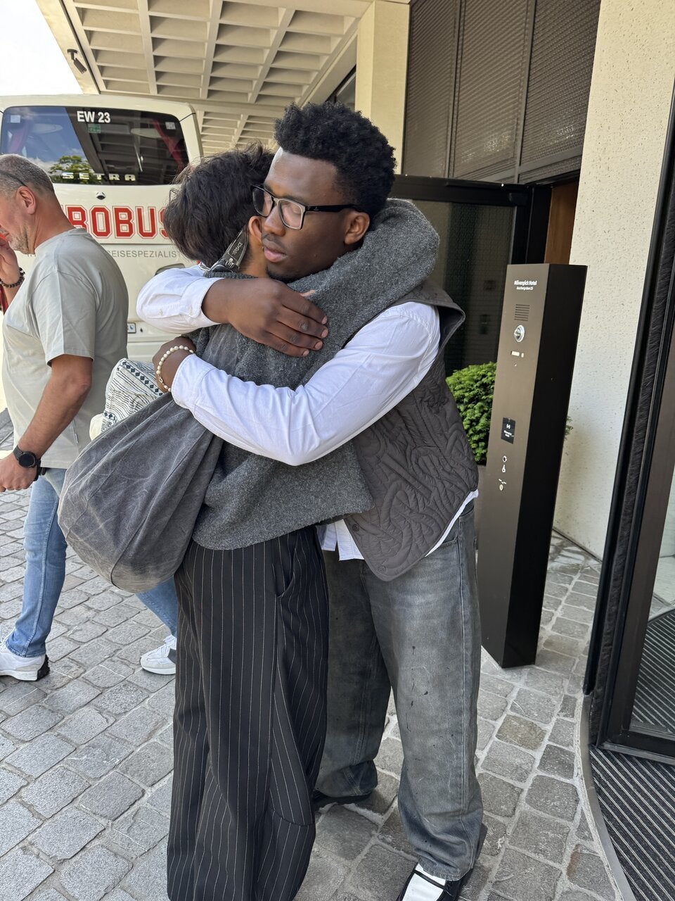 JJ: Hier bringt er uns die Sieger-Trophäe heim