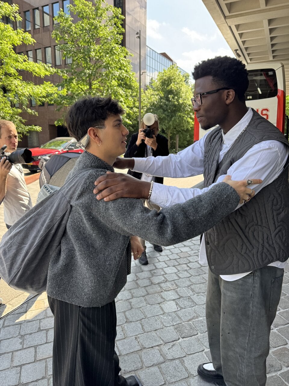 JJ: Hier bringt er uns die Sieger-Trophäe heim