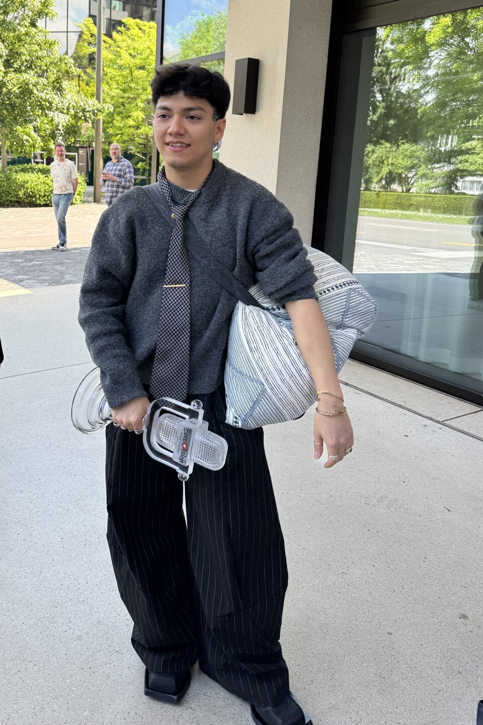 JJ: Hier bringt er uns die Sieger-Trophäe heim