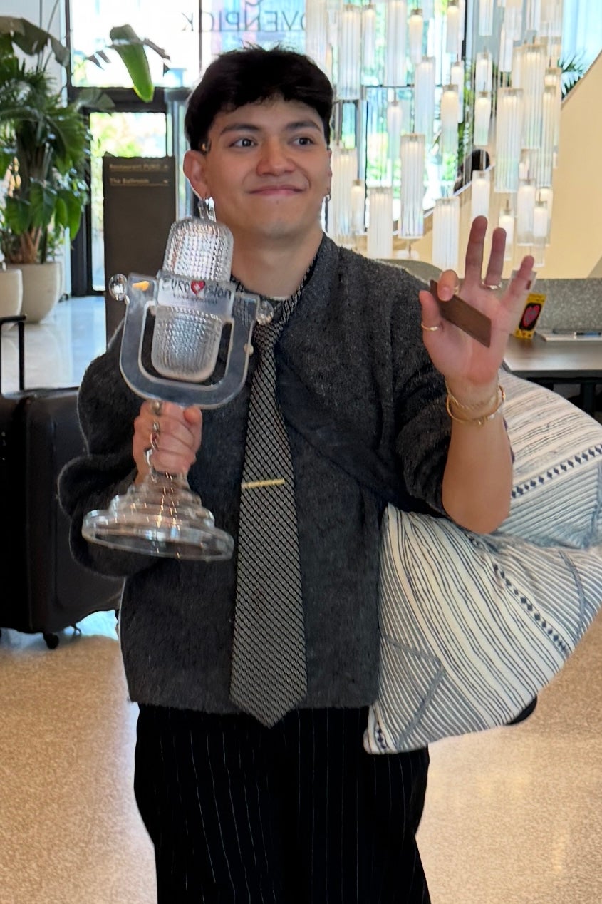 JJ: Hier bringt er uns die Sieger-Trophäe heim