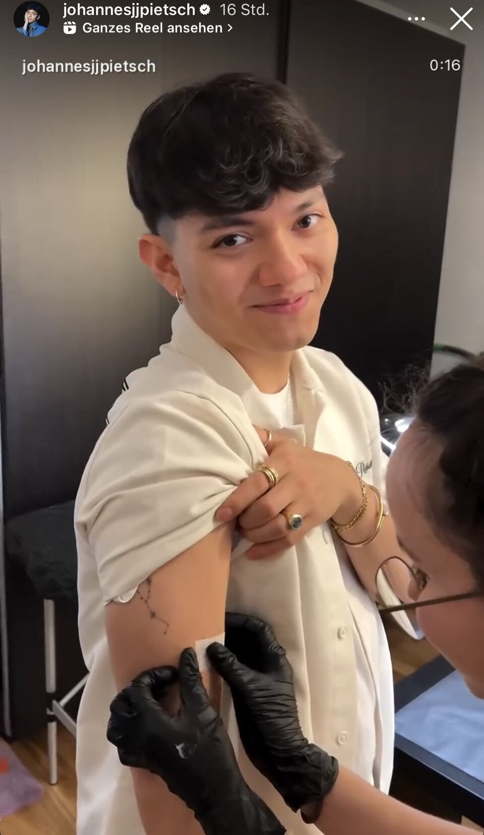 JJ mit neuem Tattoo am Weg zum Song Contest Sieg - 9 Stunden mit der Bahn