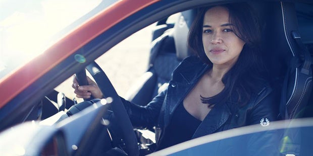 Heiße Schauspielerin knackt Jaguar-Rekord