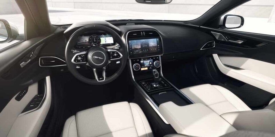 Jaguar XF und XE starten als R-Dynamic Black