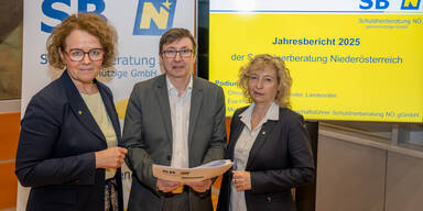 Landesr&auml;tin Christiane Teschl-Hofmeister, Michael Lackenberger, Gesch&auml;ftsf&uuml;hrer der Schuldnerberatung N&Ouml;, und Landesr&auml;tin Eva Prischl&nbsp;