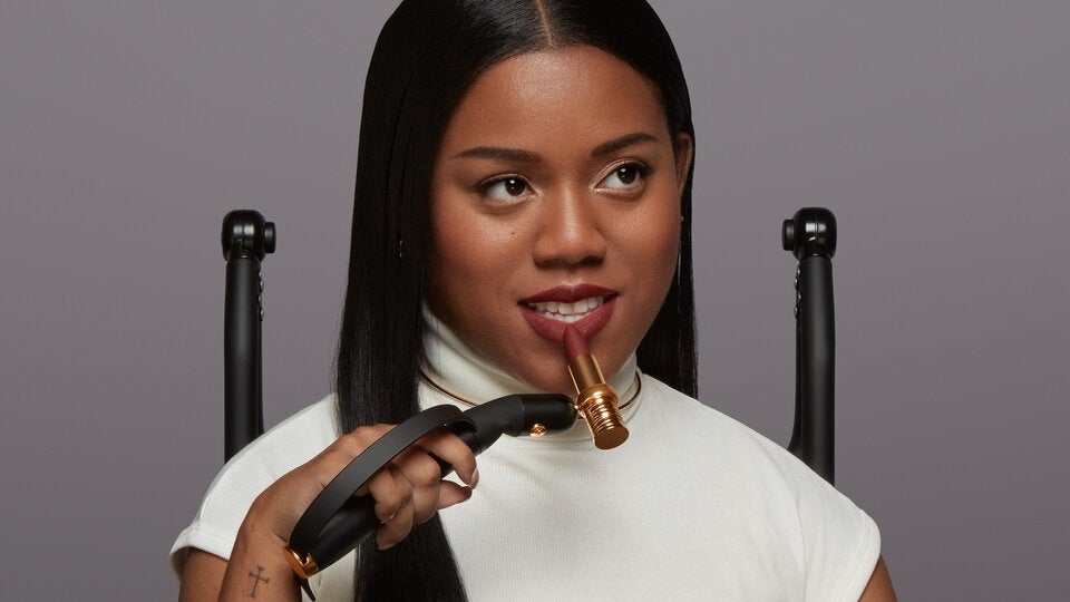 Inklusive Beauty-Tech-Tools wie HAPTA von Lancôme (L‘Oréal-Partner) ermöglichen es Menschen mit körperlichen Einschränkungen, ohne menschliche Hilfe Make-up aufzutragen.