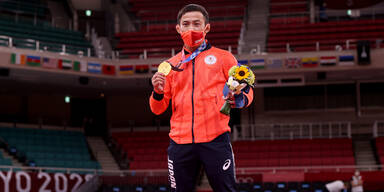 Judo-K&auml;mpfer Naohisa Takato mit seiner Goldmedaille bei Olympia 2020