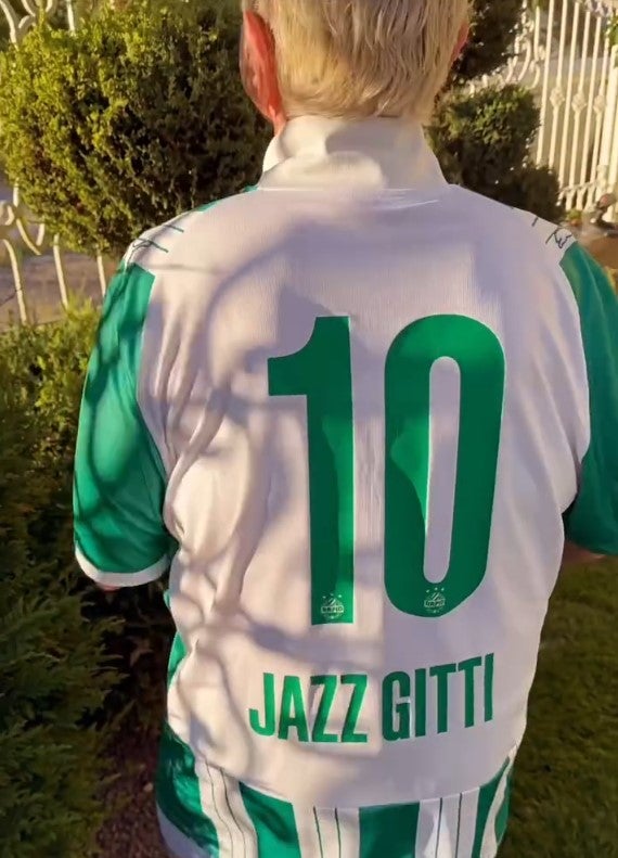 Jazz Gitti stürmt mit neuer Rapid Hymne die Charts