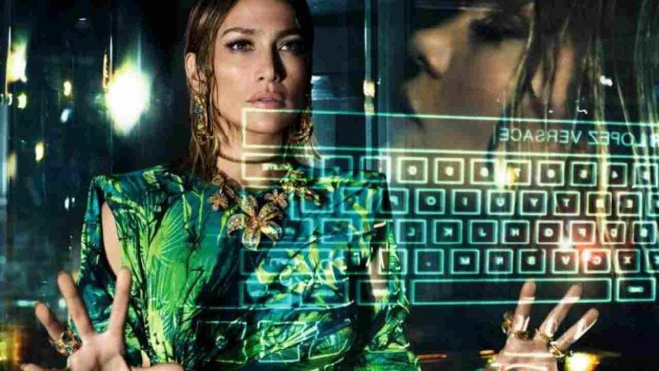 Jennifer Lopez im Kleid von Versace