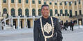 Jermaine Jackson vor dem Schloss Schönbrunn