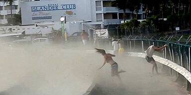 VIDEO: Jet bl&auml;st Bikini-Girl um