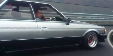 Japaner spielt "Jingle Bells" mit Gaspedal