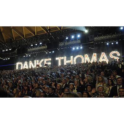 Umarmungen und Abschiedstränen.