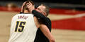 Denver-Nuggets-Center Nikola Jokic wird von Trainer Michael Malone geherzt