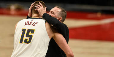 Denver-Nuggets-Center Nikola Jokic wird von Trainer Michael Malone geherzt