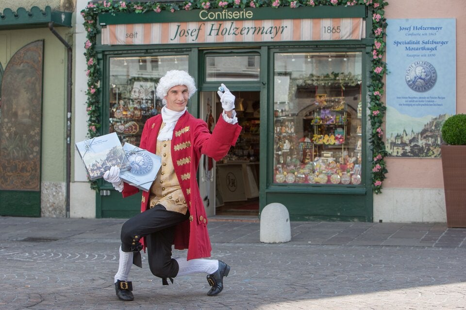 Sie gehört zu Salzburg die Mozartkugel der Confiserie Holzermayr.