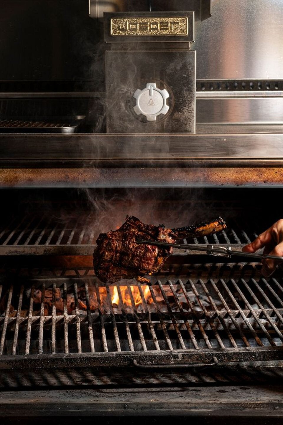 Im Boxwood kann der Gast das Gewicht des Steaks selbst bestimmen - vollendet wird es am Josper Grill.