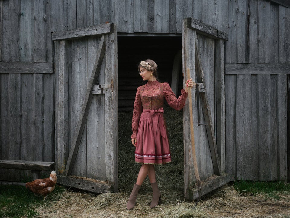 Die Dirndl der Cathy Hummels Collection by Julia Trentini bestehen allesamt aus hochwertigen Naturmaterialien wie Schurwolle, Leinen und Baumwolle.