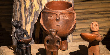 Figurinen in einem Jungsteinzeitlichen Langhaus.