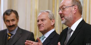 Jurak (Mitte) steht nach wie vor zur Entscheidung