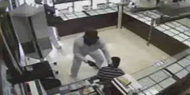 Juwelier wehrt sich gegen 3 brutale Räuber