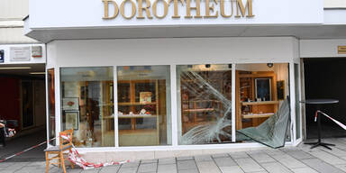 Dreiste Juwelen-Diebe crashten Auslage mit Auto