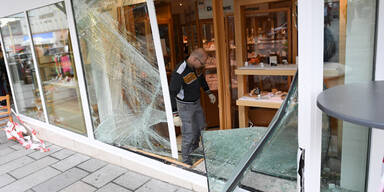 Dreiste Juwelen-Diebe crashten Auslage mit Auto