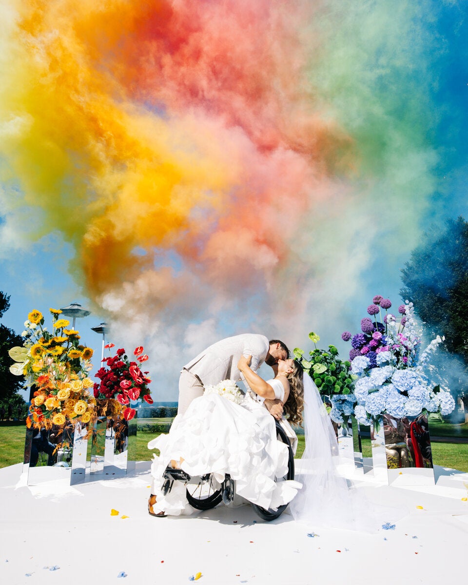 Farbbomben tauchten das Fest in die Regenbogenfarben, als Zeichen für Vielfalt und Vogels Weltmeistertitel. 
