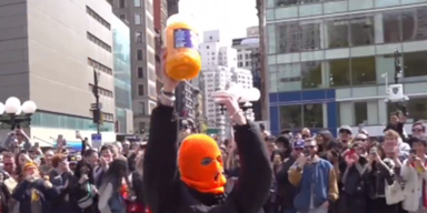 Mann isst Riesen-K&uuml;bel K&auml;seb&auml;llchen im Park - Hunderte sehen zu