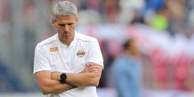 Rapid-Trainer Didi K&uuml;hbauer mit gesenktem Blick