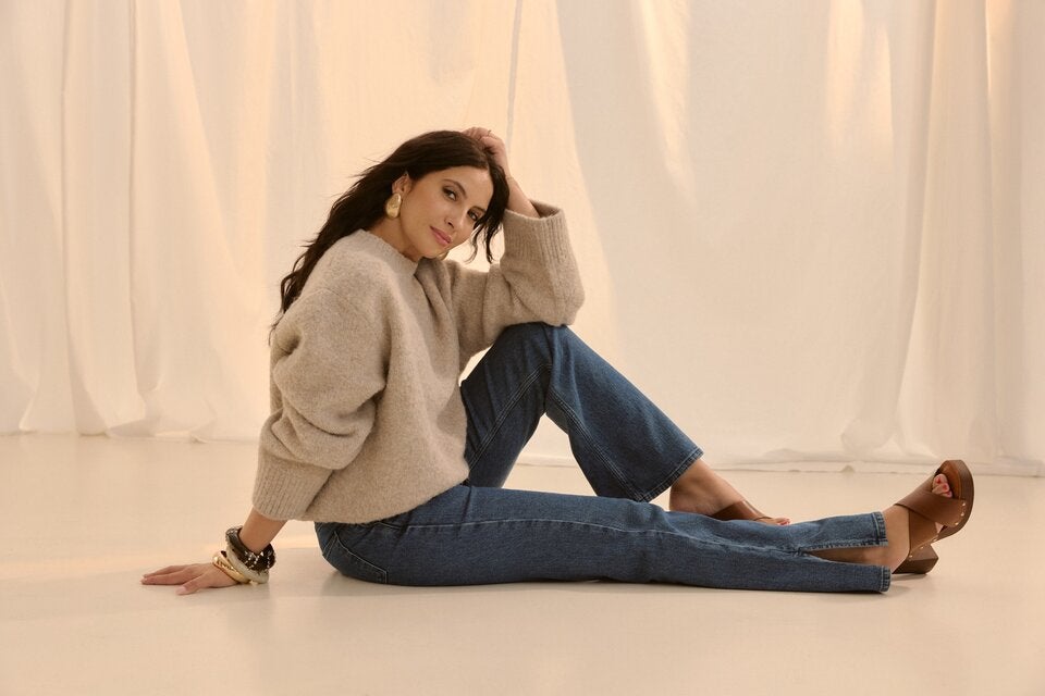 In der neuen ABOUT YOU x KAVAZI-Kollektion von Schauspielerin Chryssanthi Kavazi treffen klare Schnitte und warme Materialien auf eine erdige Farbpalette. 