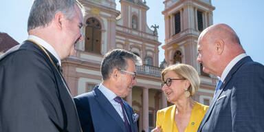 Abt Patrick Schr&ouml;der, Anders Fogh Rasmussen, Landeshauptfrau Johanna Mikl-Leitner und Bundeskanzler Christian Stocker (v.l.n.r.) im Gespr&auml;ch.&nbsp;