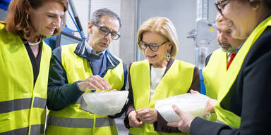 Betriebsbesuch bei Austrotherm, von links nach rechts: Botschafterin Yvonne Toncic-Sorinj, Produktionsleiter Mladen Ivic, Landeshauptfrau Johanna Mikl-Leitner, Botschafter Daniel Gluncic und Bozana Kovacevic.