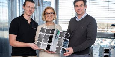 Besuch bei R-Space im Office Park am Flughafen Wien-Schwechat (v.l.): R-Space Mitarbeiter David Placke, Landeshauptfrau Johanna Mikl-Leitner und CEO Carsten Scharlemann.&nbsp;